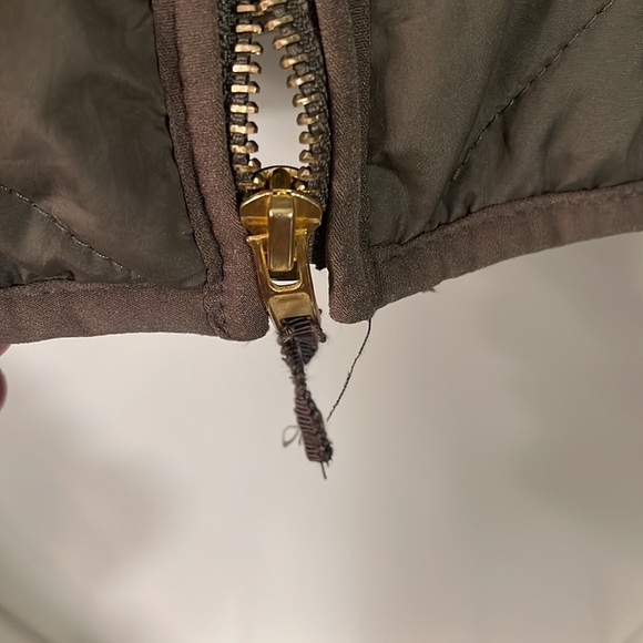 Olive green puffer vest size medium - Picture 10 of 14